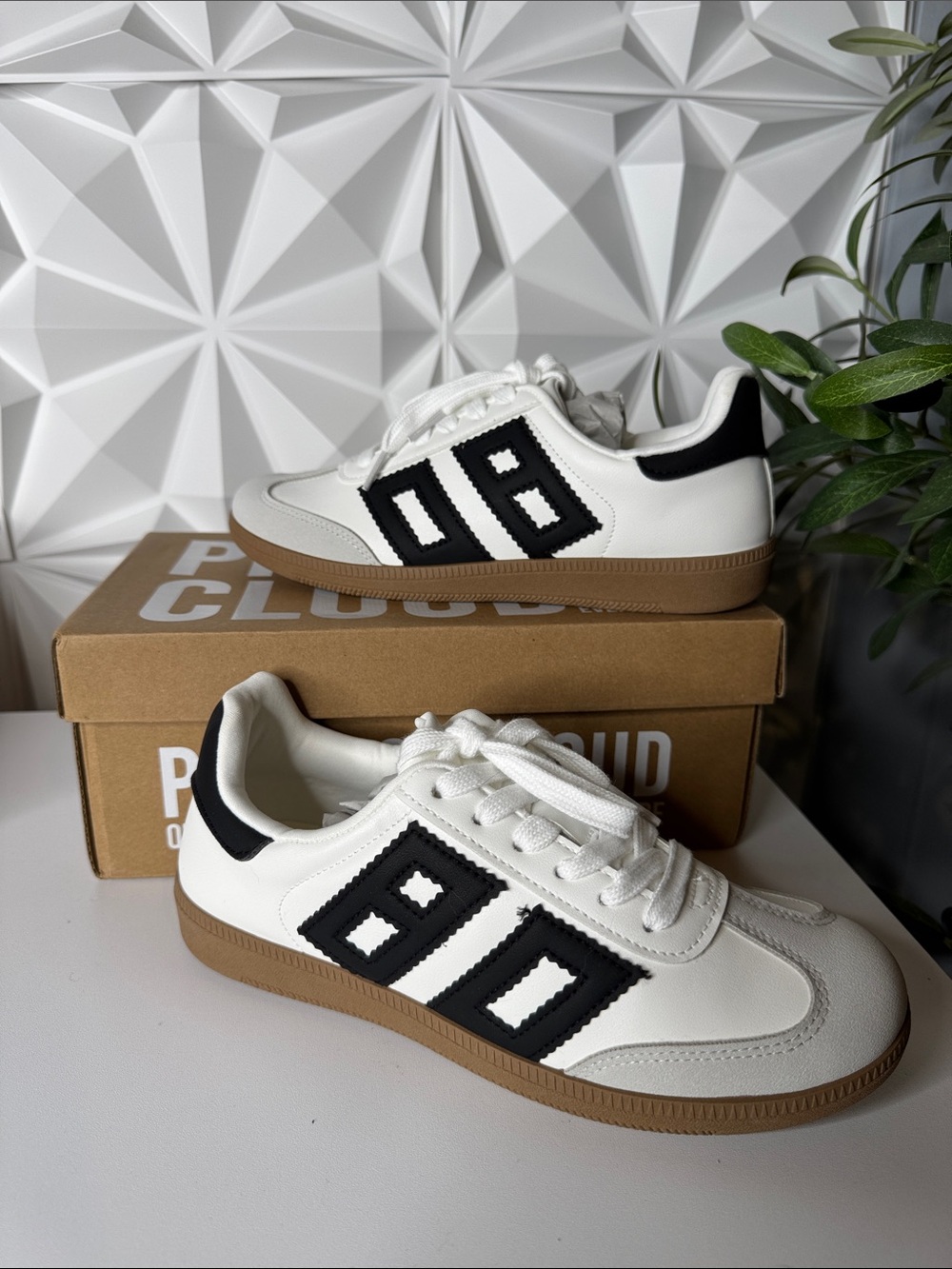 Project Cloud Memory Foam White and Black Casual Sneakers with Gum Sole Sz 7